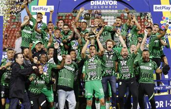 Jugadores de Atlético Nacional celebran con el trofeo de campeón de la Primera División de fútbol colombiano .