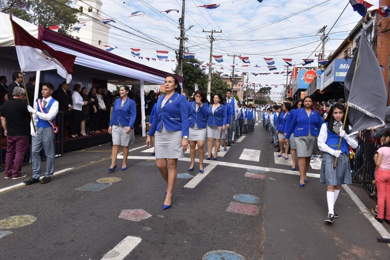 Docentes de la Escuela privada Inmaculada Concepción lucieron su mejor traje para rendir homenaje a la ciudad de Ñemby.