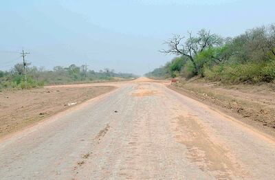 Cruce Centinela, a la derecha  se viaja a Mariscal Estigarribia, a la izquierda a Loma Plata.