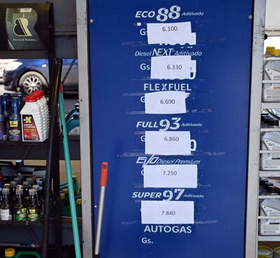 Precios actualizados en una de las máquinas expendedoras de combustible, en una estación de servicio, en el microcentro capitalino.