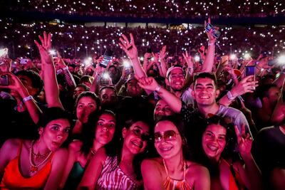 Fanáticos disfrutan del concierto del cantante puertorriqueño Bad Bunny en el Estadio General Pablo Rojas en Asunción.