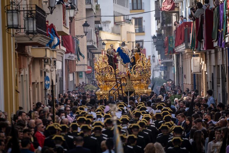 GRAF7907. HUELVA, 10/04/2022.- Miles de onubenses acompañan al paso del Santísimo Cristo del Amor de la Hermandad de la Santa Cena, mientras procesiona el Domingo de Ramos, por las calles de Huelva.