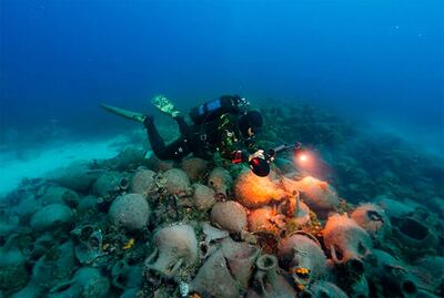 Un buzo en el museo submarino de la isla de Alónissos, en el archipiélago de las Espóradas, explora las ánforas que cargaba un barco griego que se hundió en el sitio a finales del siglo V a.C. E