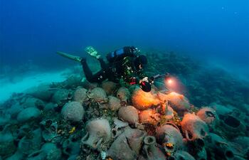 Los seres humanos no estamos preparados para vivir en un entorno subacuático: necesitamos bombonas de oxígeno para respirar, trajes de neopreno para protegernos y calentarnos y gafas para ver con claridad. Y en este entorno, nuestras manos no son una excepción.