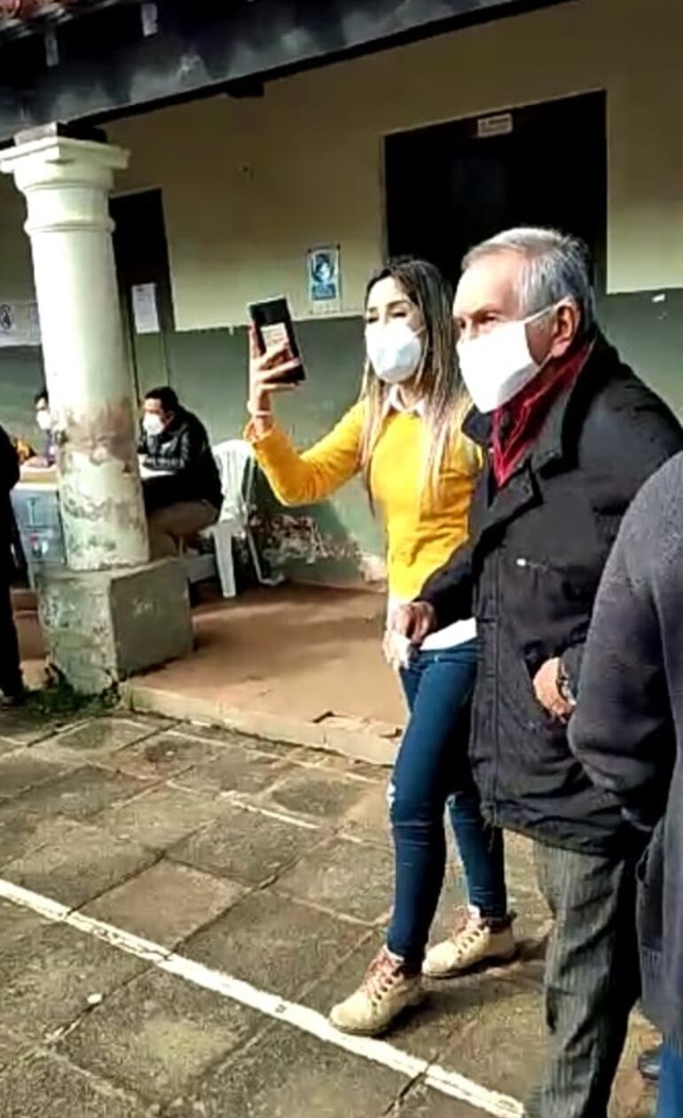 La intendenta actual reelecta al cargo, Patricia Corvalán, retirándose con un elector