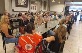 Comerciantes de la calle Palma que cuestionan el tramo de la bicisenda que corre por esa arteria se reunieron esta tarde en la churrasquería Rodizio.