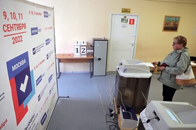 Una mujer emite su voto durante la votación en un colegio electoral en Moscú, Rusia, el 11 de septiembre de 2022.