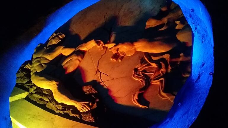 Este medallón de la creación está inspirado en la obra de Miguel Ángel.