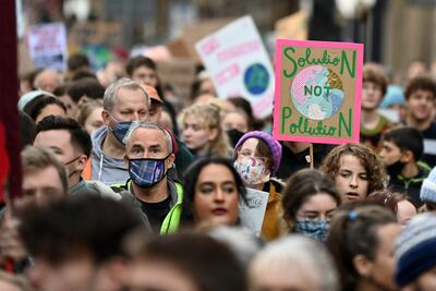 Activistas climáticos marchan en Glasgow, Escocia, este viernes.