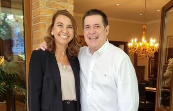 Horacio Cartes sujeta del cuello a Teresa Peralta.