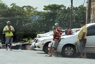Cuidacoches son “dueños” de los espacios de estacionamiento de forma ilegal. Ninguna autoridad hace nada al respecto.