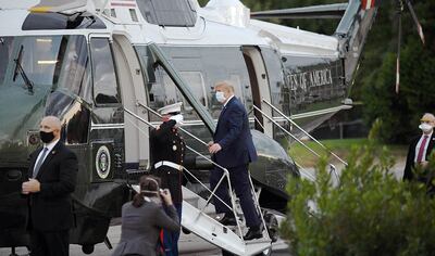 Momento en que el  presidente Donald Trump abordaba el Marine One al retirarse del hospital, rumbo a la Casa Blanca.