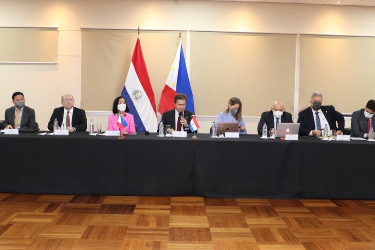 Autoridades del Gobierno, encabezado con el ministro de Industria y Comercio, Luis Alberto Castiglioni (centro) se reunieron con una delegación de Filipinas. Acompañaron representantes de gremios empresariales, entre los que se encontró Enrique Duarte, de UIP (derecha con mascarilla negra).