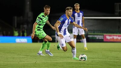 Julio Enciso (d), en el estreno con el Brighton & Hove Albion en la Copa de la Liga de Inglaterra 2022-2023.