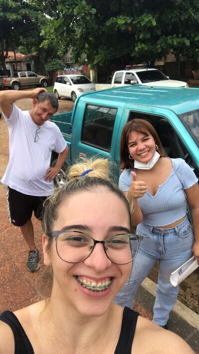 Las jóvenes "investigadoras" posan con su tío, feliz por haber recuperado su camioneta.