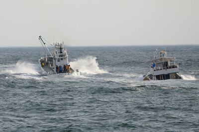Barcos pesqueros participan en la operación de búsqueda de desaparecidos en el naufragio de un barco cerca de la prefectura de Hokkaido, Japón.