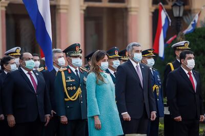 Mario Abdo junto a su esposa y al vicepresidente Hugo Velázquez, este domingo en Palacio de López.