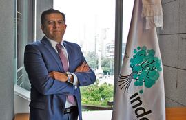 El presidente nacional del Consejo Nacional de la Industria Maquiladora y Manufacturera de Exportación (INDEX), Luis Manuel Hernández González, mientras posa en Ciudad de México (México). La maquila mexicana prevé una inversión de hasta 18.000 millones de dólares este año gracias al fenómeno de relocalización de cadenas o nearshoring.