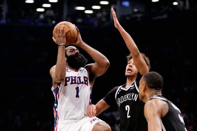 James Harden (1) enfrenta a los Nets. AFP