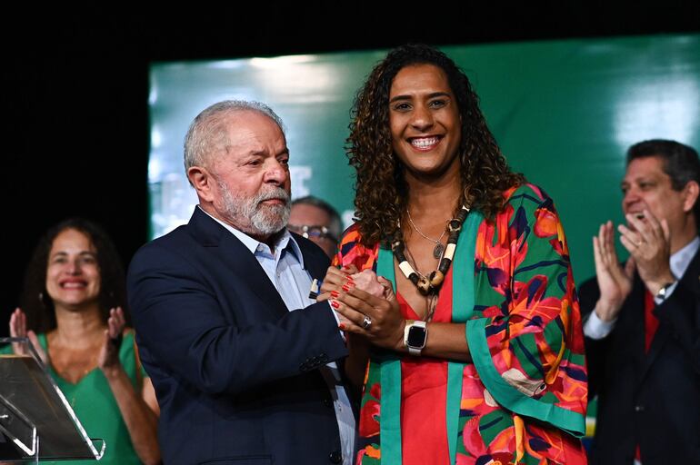 El presidente electo de Brasil, Luiz Inácio Lula da Silva, posa con la designada ministra de Igualdad Racial, Anielle Franco, durante una conferencia de prensa sobre el informe final de la transición y para anunciar a 16 ministros de su futuro Gobierno, en Brasilia (Brasil).