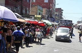 Vista de un sector del Mercado 4, donde están instaladas casillas precarias, sobre Rodríguez de Francia.