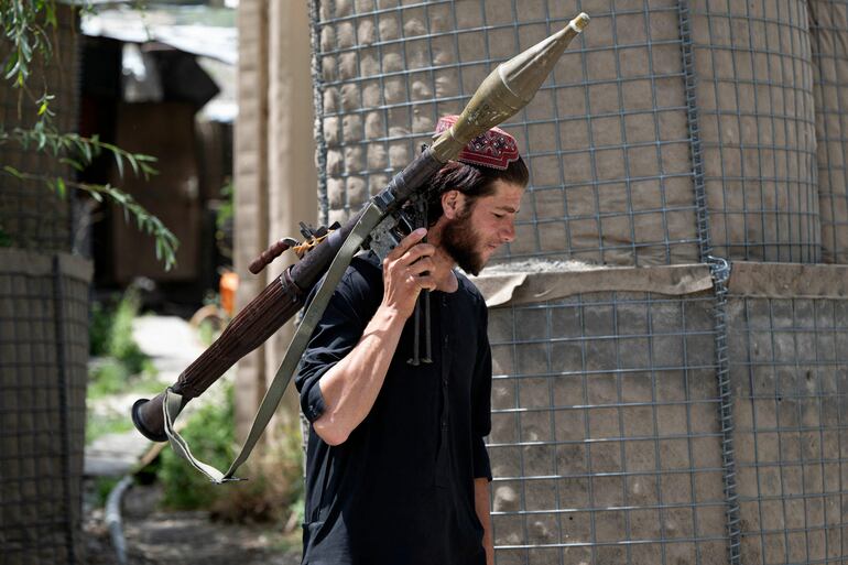 Un combatiente taliban con un lanzacohetes en un puesto de control rutero en el distrito de Bazarak, en la provincia de Panjshir, Afganistán.
