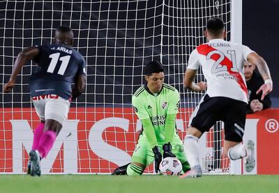 El improvisado arquero de River, Enzo Pérez, ataja una pelota en la victoria millonaria. (AFP)