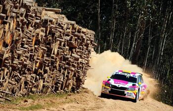 pese-a-abandonar-ayer-el-rally-gustavo-saba-sumo-los-puntos-necesarios-para-adjudicarse-por-segundo-ano-consecutivo-el-campeonato-sudamericano-de-ral-214919000000-1653559.jpg