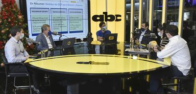 José Cantero, presidente del BCP; Manuel Ferreira, Roberto Sosa, Hernán Colmán, Prince Otto, y Alfredo Pereira, en ABC (izq. a der.).