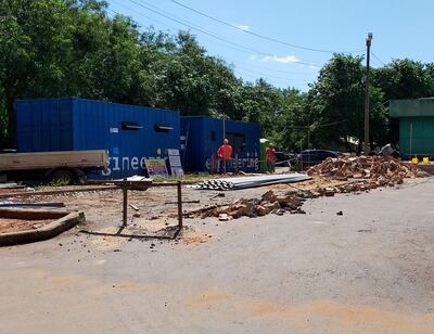Obreros de Engineering trabajan en la instalación de un nuevo pabellón en el hospital de Luque.