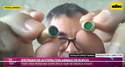 Productor y director Osvaldo Ortíz Faiman explicando cómo es una bala de fogueo. (Captura ABC TV).