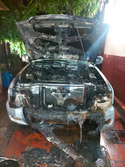 La camioneta quedó con la parte delantera destrozada a raíz del ataque.