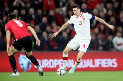 La selección de Polonia, capitaneada por Robert Lewandowski (d), debe jugar la repesca.