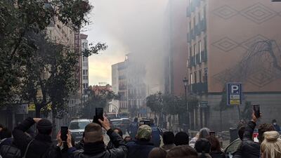 Una fuerte explosión ha provocado en torno a las tres de la tarde el derrumbe de parte de un edificio en la calle Toledo de Madrid, sin que por el momento hayan trascendido si hay fallecidos ni heridos. La explosión ha afectado completamente a la fachada de la finca situada en la calle de Toledo, en el distrito de La Latina, muy cerca de la Puerta de Toledo y junto a la iglesia de la Paloma.A esta hora, numerosos efectivos de Policía Nacional y de emergencias se encuentran en la zona que ha sido ampliamente acordonada y se está procediendo a evacuar a los viandantes, según han dicho a Efe fuentes policiales.