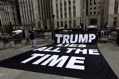 "Trump miente siempre" dice este lienzo desplegado frente a la torre Trump en Nueva York, Estados Unidos.