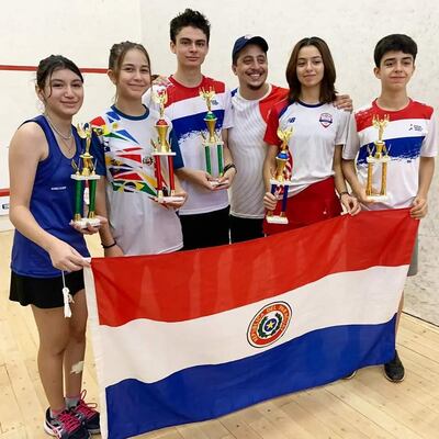 Los atletas de squash que se consagraron campeones y subcampeones en la Liga Argentina.
