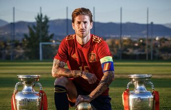 Sergio Ramos posa con los trofeos que conquistó con la selección española: Una Copa del Mundo (2010) y dos Eurocopas (2008 y 2012)
