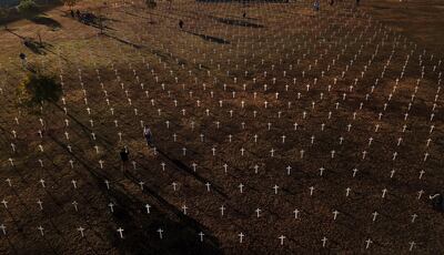 Vista aérea tomada durante una protesta contra el presidente brasileño Jair Bolsonaro y en honor a las personas que murieron por COVID-19 en la que se colocaron 1000 cruces frente al Congreso Nacional en Brasilia, el 28 de junio de 2020.