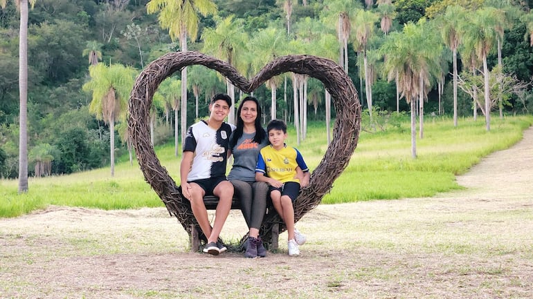 Elsa Marecos y sus hijos, en una típica foto para el recuerdo en el Zoológico de Ysypo, de Tobatí.