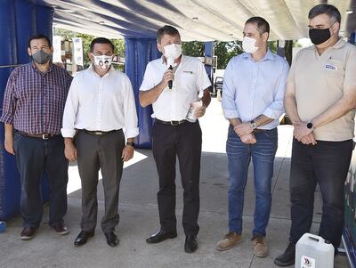 En conferencia de prensa, Lichi (c) entregó alcohol al MEC, que será usado por estudiantes.