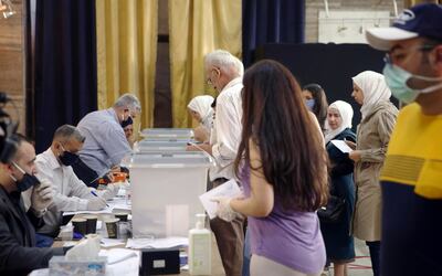 Sirios votando en las legislativas de ayer en un país donde la revuelta armada está casi vencida.