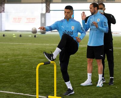 Fotografía cedida por la Asociación Uruguaya de Fútbol (AUF) de los jugadores Luis Suárez (i) y Diego Godín hoy, en un entrenamiento en Montevideo (Uruguay). Con Luis Suárez ya integrado a sus compañeros, Uruguay completó este sábado su cuarta jornada de entrenamientos en el Complejo Celeste, con la mente puesta en los partidos frente a Paraguay y Venezuela por las eliminatorias sudamericanas del Mundial de Catar 2022.