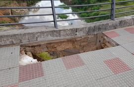 El hundimiento se ve desde el paso peatonal. Varias baldosas cayeron.