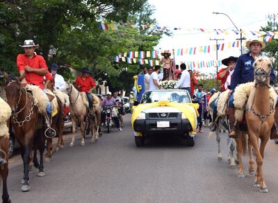 Desfile de caballería y  carrozas  en el inicio del novenario en honor del protector de Paraguarí, Santo Tomás Apóstol.