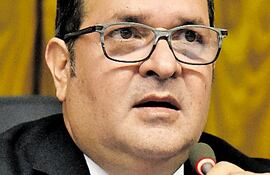 Arnaldo Samaniego (ANR, Añetete), diputado por Capital. Se habría ausentado por afecciones por covid-19.