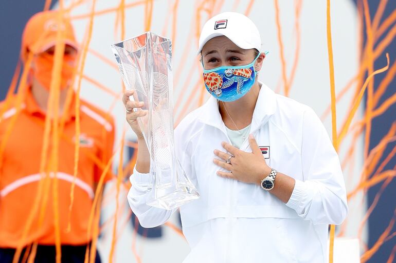 Ashley Barty festeja la consagración, por segunda vez seguida, en el WTA 1.000 de Miami.