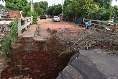 Gran parte de la cabecera del puente, ubicado sobre el arroyo Fortín, de la calle Ypacaraí, se desmoronó y fue clausurado por los vecinos.