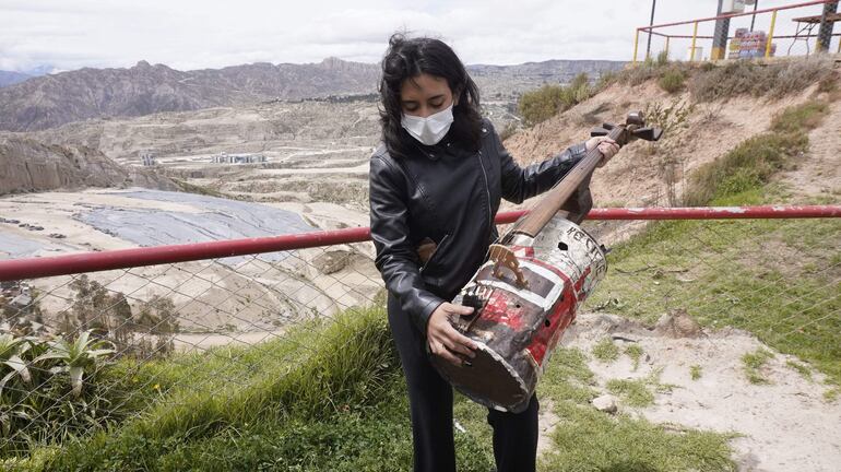 Una integrante de la Orquesta de Instrumentos Reciclados de Cateura de Paraguay muestra su instrumento en La Paz (Bolivia). 