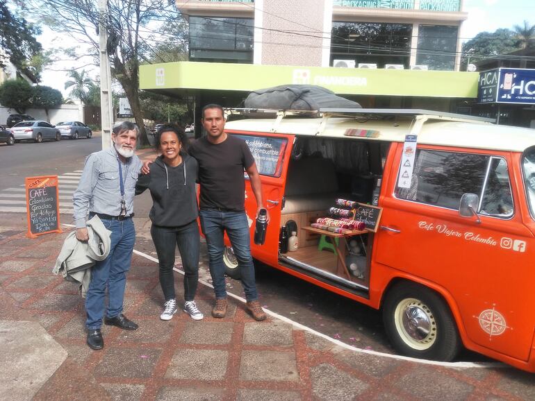 Mucha gente se acerca a compartir con los viajeros colombianos, como el caso de este lugareño, Rogelio Báez.