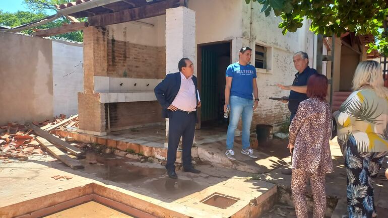 El arquitecto del mec, Julio Elizeche, explica al intendente de Villa Elisa, Sergio Estigarribia, sobre el proyecto a ser elaborado para la reconstrucción total del baño.